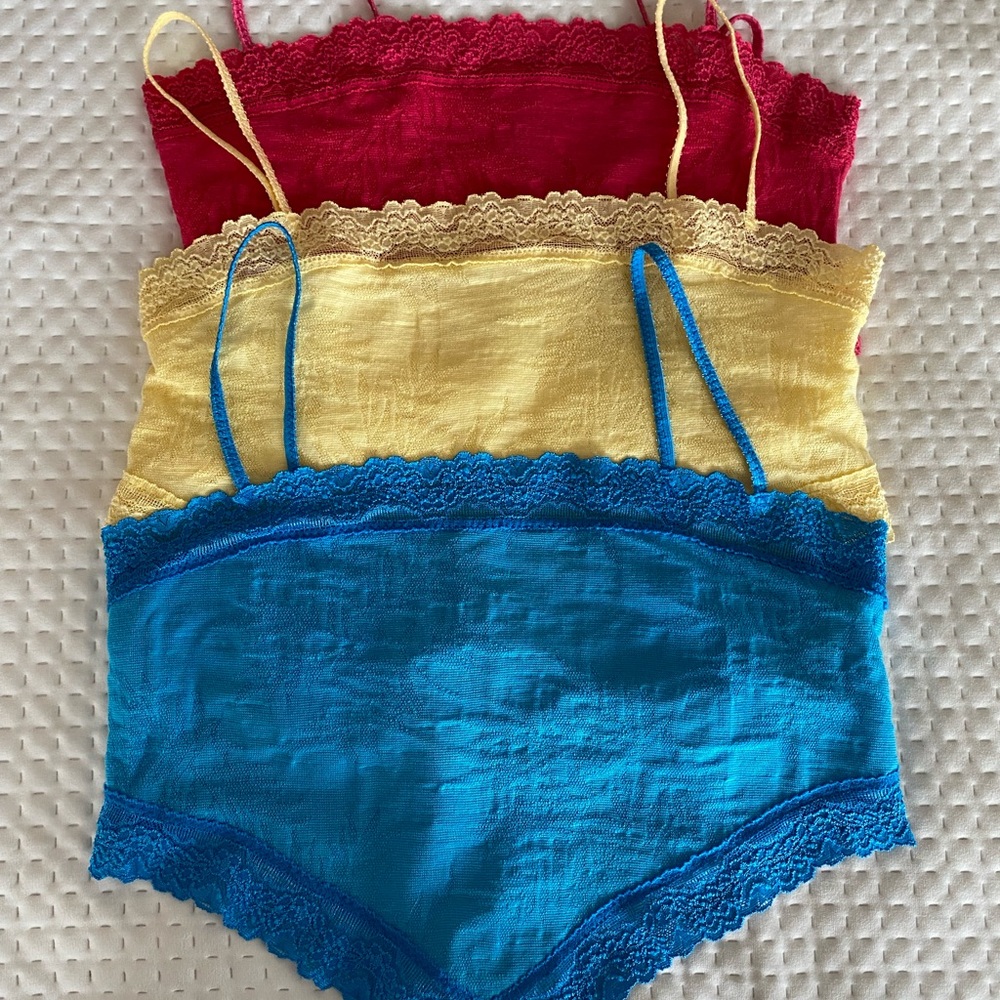 Vintage Y2K crop top. Beautiful stretch lace with built in bra.